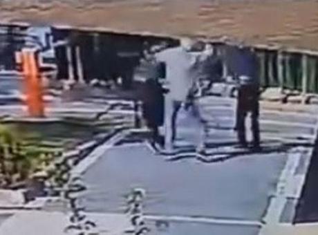 Kayseri’de akılalmaz an! Kadını tek yumrukla yere serdi