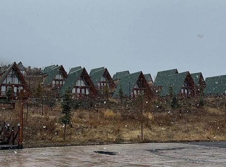 Kış etkisini göstermeye başladı, Sivas’ta Yıldız Dağı’na kar yağdı