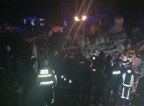 Malatya’da korkunç kaza! Kazaya müdahale eden polisler TIR’ın altında kaldı