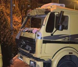 Özel halk otobüsü park halindeki kamyona çarptı, şoför yaralandı