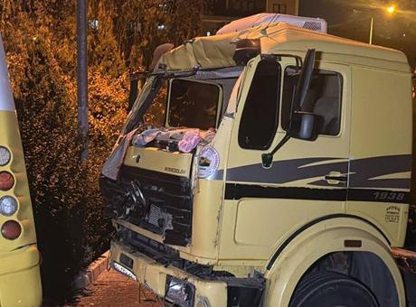 Özel halk otobüsü park halindeki kamyona çarptı, şoför yaralandı