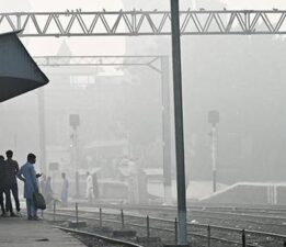 Pakistan, 26 kişinin öldüğü patlamanın ardından tren seferlerini iptal etti