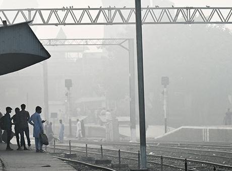 Pakistan, 26 kişinin öldüğü patlamanın ardından tren seferlerini iptal etti