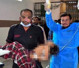 Pakistan’da okula bombalı saldırı: 5’i öğrenci 7 ölü