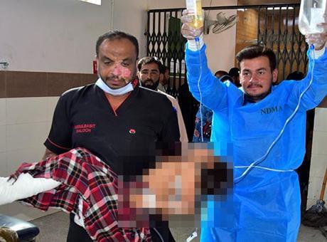 Pakistan’da okula bombalı saldırı: 5’i öğrenci 7 ölü