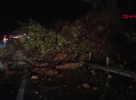 Rize’de heyelan, araçlar hasar gördü! Sahil Yolu ulaşıma kapandı