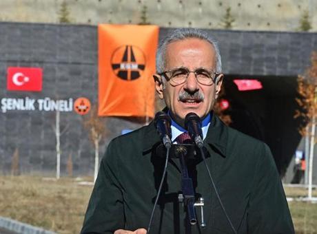 Seyahat süresi 35 dakikadan 10 dakikaya düştü! Aşık Şenlik Tüneli ve Çıldır-Aktaş Sınır Kapısı Yolu hizmete açıldı