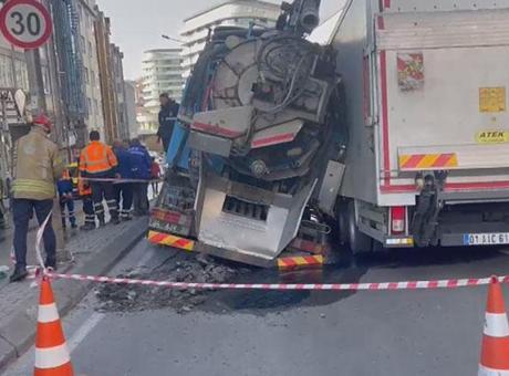 Son dakika: İstanbul’da 2 kamyon çukura düştü