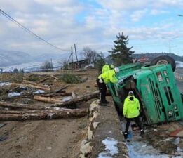 Tomruk yüklü kamyon devrildi! 2 kişi hayatını kaybetti
