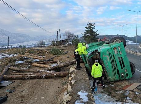 Tomruk yüklü kamyon devrildi! 2 kişi hayatını kaybetti