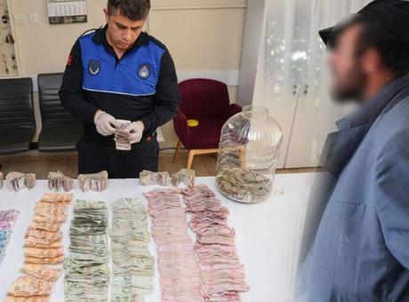 Trenle gezerek dilencilik yaptı! Üstünden çıkan dolar, euro ve paralar şoke etti