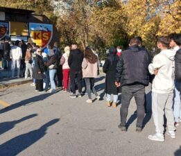 Türkiye-Galler maçının biletleri tükendi; taraftarlar kuyruktan ayrılmadı