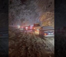 Uludağ’da kar kalınlığı 20 santimetreye ulaştı! Araçlar saatlerce mahsur kaldı