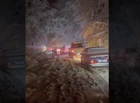 Uludağ’da kar kalınlığı 20 santimetreye ulaştı! Araçlar saatlerce mahsur kaldı