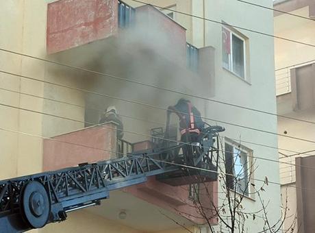 3 yaşındaki çocuk çakmakla oynarken evi yaktı