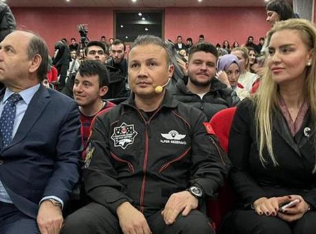 Alper Gezeravcı Türk Hava Kurumu Üniversitesi öğrencileriyle bir araya geldi