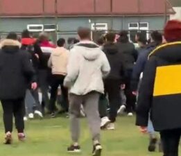 Amatör maçın bitiş düdüğüyle saha karıştı