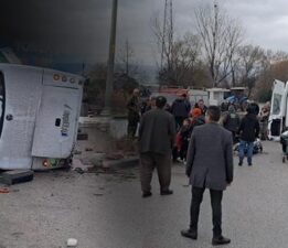 Balıkesir’de okul servisi ile TIR’ın çarpıştığı kaza kamerada