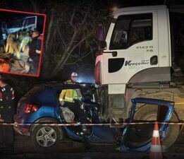 Bartın’da korkunç kaza! Otomobil ile kamyon kafa kafaya çarpıştı: 5 ölü