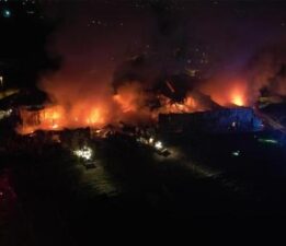 Bursa’da gıda deposundaki dev yangın! Şehri aydınlattı