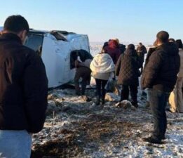 Diyarbakır’da öğretmen servisi devrildi! Çok sayıda yaralı var