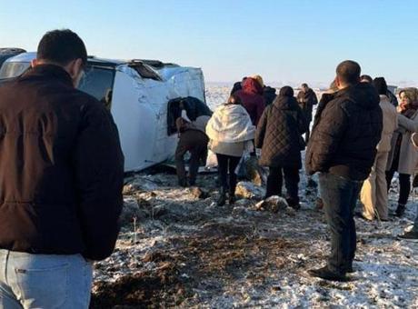 Diyarbakır’da öğretmen servisi devrildi! Çok sayıda yaralı var
