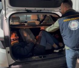 Durdurulan aracın bagajında kaçak göçmenler çıktı