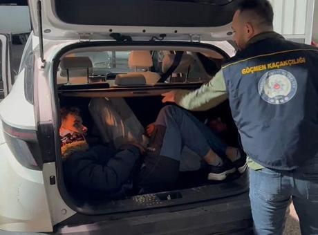 Durdurulan aracın bagajında kaçak göçmenler çıktı