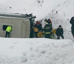 Erzincan’da yolcu otobüsü şarampole devrildi! Kazadan ilk bilgiler