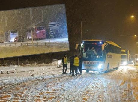 Erzurum’da kar ulaşımı olumsuz etkiledi! Çok sayıda araç yolda kaldı