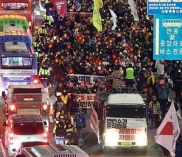 Güney Kore’de sıkıyönetim kaosu sürüyor: Binlerce protestocu sokaklarda
