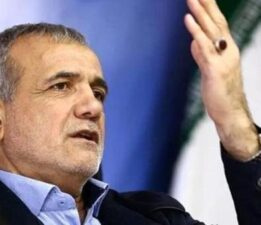 İran Cumhurbaşkanı, elektrik tasarrufu için konuşma yaptığı salondaki ışıkları kapattırdı