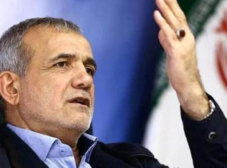 İran Cumhurbaşkanı, elektrik tasarrufu için konuşma yaptığı salondaki ışıkları kapattırdı