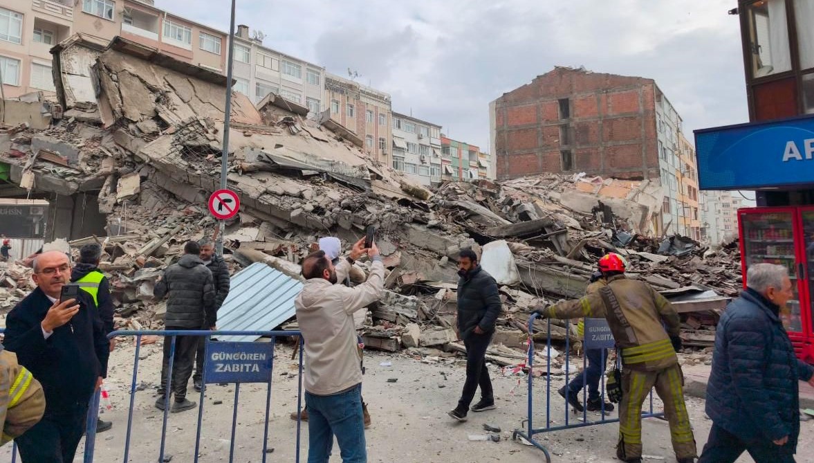 İstanbul Güngören’den bina çöktü