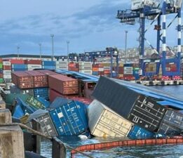 İstanbul’da konteyner gemisi yan yattı! Onlarca konteyner denize döküldü