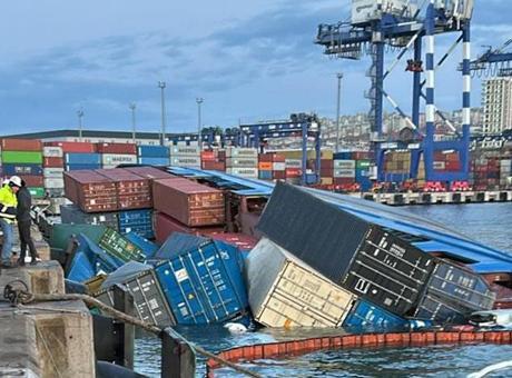İstanbul’da konteyner gemisi yan yattı! Onlarca konteyner denize döküldü