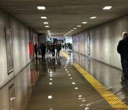 İstanbul’da metro alt geçidini kanalizasyon suyu bastı! Vatandaş zor anlar yaşadı