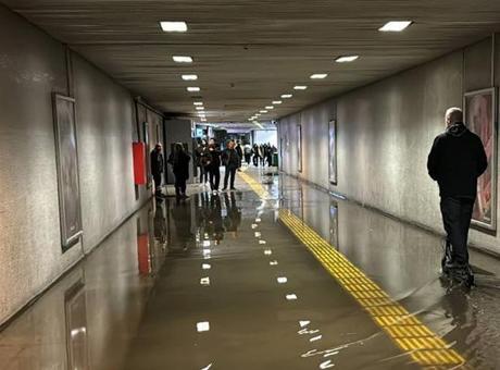 İstanbul’da metro alt geçidini kanalizasyon suyu bastı! Vatandaş zor anlar yaşadı