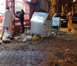 Kadıköy’de su şebekesi patladı! Fışkıran su metrelerce yükseldi! 5 katlı bina tahliye edildi