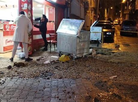 Kadıköy’de su şebekesi patladı! Fışkıran su metrelerce yükseldi! 5 katlı bina tahliye edildi