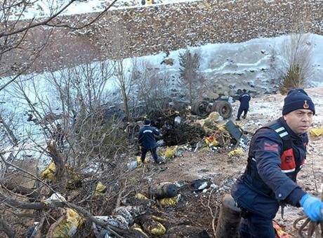 Kamyon şoförü 100 metrelik uçurumdan devrildi! cenazeye sabah ulaşılabildi