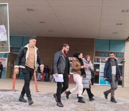 Kapıları bu yöntemle açıp 4 evi soydular! 2 kadın kıskıvrak yakalandı