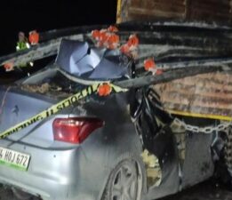 Konya’da feci kaza! Otomobil traktör römorkunun altına girdi
