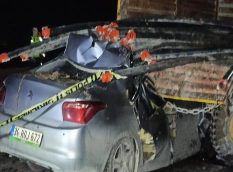 Konya’da feci kaza! Otomobil traktör römorkunun altına girdi