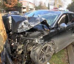 Makas atan sürücü 2 otomobile vurduktan sonra ağaca çarptı