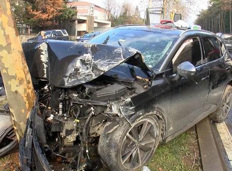 Makas atan sürücü 2 otomobile vurduktan sonra ağaca çarptı