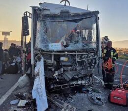 Manisa’da korkunç kaza! İşçi servisi TIR’a çarptı: 22 kişi yaralı