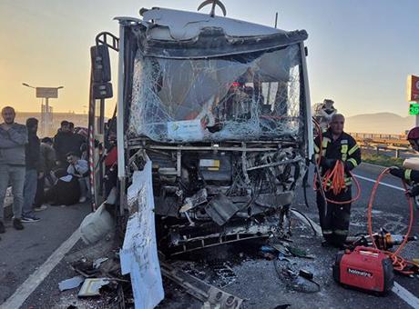 Manisa’da korkunç kaza! İşçi servisi TIR’a çarptı: 22 kişi yaralı