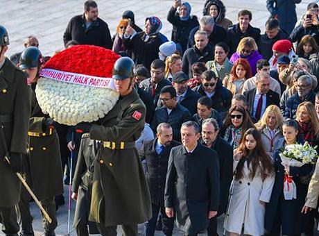 Özel, engelli bireylerle Anıtkabir’i ziyaret etti