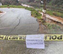 Rize’de heyelanda köy yolu çöktü! Elektrik ve doğal gazı da kesildi